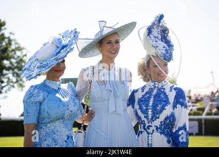 (De gauche à droite) Rachel Oats, 3rd place, Rebecca Dixon, gagnante et deuxième place Gill Carpenter à la conclusion de l'événement l'Ormarins le quatrième jour du Qatar Goodwood Festival 2022 à l'hippodrome de Goodwood, Chichester. Date de la photo: Vendredi 29 juillet 2022. Banque D'Images