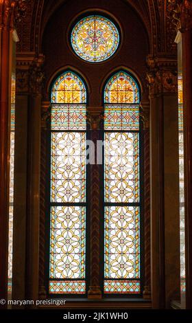 Admirez les vitraux et les boiseries élaborées à l'intérieur du Parlement de Budapest, en Hongrie. C'est un site du patrimoine mondial. Banque D'Images