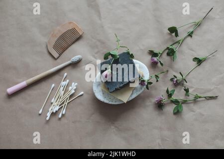 Bar à savon, brosse à dents en bambou et serviettes de bain. Vue sur le dessus. Accessoires pour l'hygiène personnelle. Produits ménagers sans plastique et écologiques Banque D'Images