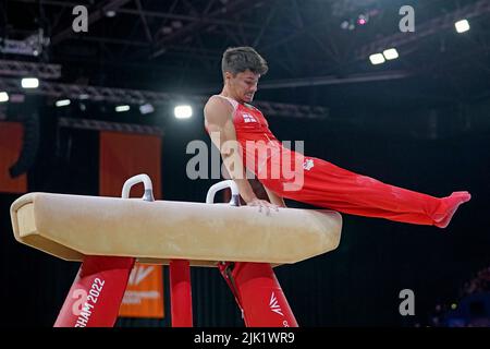 Le Jake Jarman d'Angleterre en action lors de sa rotation de pommel de la finale de l'équipe masculine et de la qualification individuelle à l'Arena Birmingham le premier jour des Jeux du Commonwealth 2022 à Birmingham. Date de la photo: Vendredi 29 juillet 2022. Banque D'Images