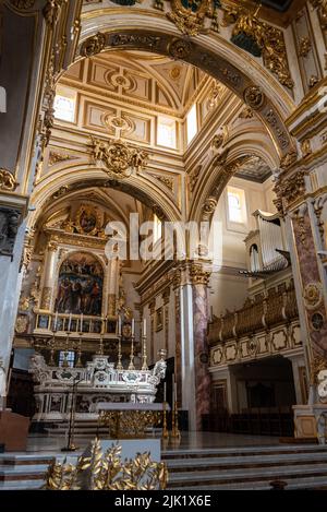 MATERA, ITALIE - 01 MAI 2022 - intérieur baroque pittoresque de la cathédrale de Matera, dans le sud de l'Italie Banque D'Images