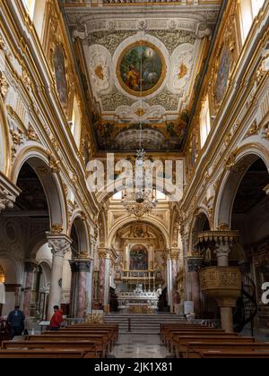 MATERA, ITALIE - 01 MAI 2022 - intérieur baroque pittoresque de la cathédrale de Matera, dans le sud de l'Italie Banque D'Images