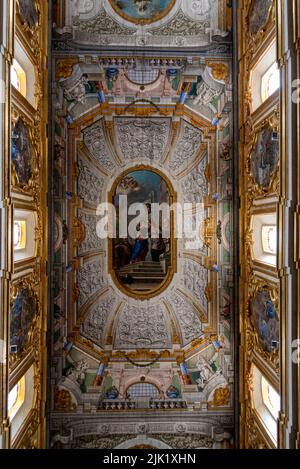 MATERA, ITALIE - 01 MAI 2022 - intérieur baroque pittoresque de la cathédrale de Matera, dans le sud de l'Italie Banque D'Images