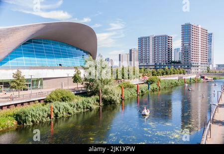 Les gens apprécient le temps chaud des flotteurs sur la rivière Waterworks qui traverse le parc olympique Banque D'Images