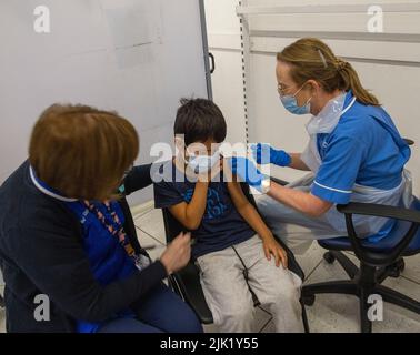 Enfants vaccinés contre le covid par le personnel du NHS, Royaume-Uni Banque D'Images