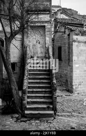 Escalier abandonné menant à une porte fermée dans la ville italienne typique de Matera, Italie Banque D'Images