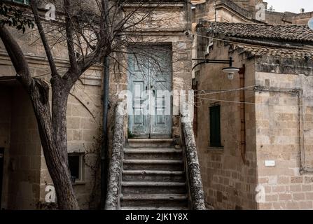 Escalier abandonné menant à une porte fermée dans la ville italienne typique de Matera, Italie Banque D'Images