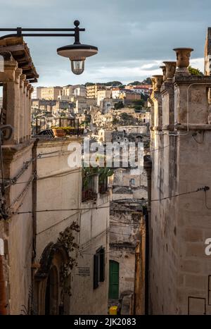 Ancienne allée médiévale quelque part dans la ville historique de Matera, Italie Banque D'Images