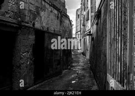 Un chemin vide avec de vieilles maisons délabdées dans le centre de Gargano, le sud de l'Italie Banque D'Images