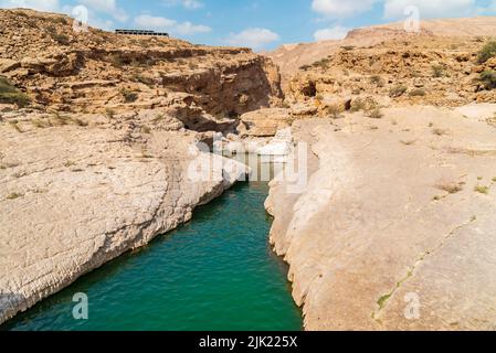 Vue sur l'oasis Wadi Bani Khalid dans le désert de Sultanat d'Oman. Banque D'Images