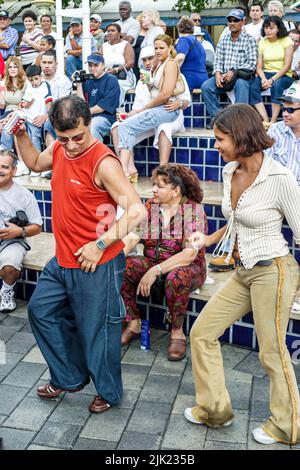 Miami Florida, Bayfront Marketplace shopping danse acheteurs, hispanique latin Latino couple homme femme public féminin, groupe personnes personne Banque D'Images