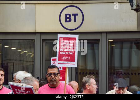 Londres, Royaume-Uni. 29th juillet 2022. Piquet de grève de l'UCF (Syndicat des travailleurs de la communication) à l'extérieur de la tour BT. Des milliers d'employés de BT et d'OpenReach ont organisé des présentations sur salaire. Banque D'Images