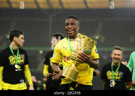 Berlin, Allemagne. 13th mai 2021. Firo: 13 mai 2021 football: Football: Coupe DFB, dernière saison 2020/21 RB Leipzig - BVB, Borussia Dortmund 1:4 cérémonie de remise des prix. Cup, Trophae Youssoufa Moukoko vainqueur de la coupe 2021 Credit: dpa/Alay Live News Banque D'Images