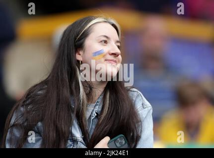 Goodison Park, Liverpool, Royaume-Uni. 29th juillet 2022. Football d'avant-saison, Everton FC versus Dynamo Kiev; un fan de Dynamo Kyiv avec son visage peint avec le drapeau national Ukranian regarde sur le stand crédit: Action plus Sports/Alay Live News Banque D'Images