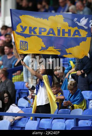 Goodison Park, Liverpool, Royaume-Uni. 29th juillet 2022. Football d'avant-saison amical, Everton FC contre Dynamo Kiev; un jeune soutien Dynamo Kyiv fait la vague d'un drapeau national ukranien crédit: Action plus Sports/Alay Live News Banque D'Images