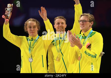 Sam Short, argent, Elijah Winnington, or et Mack Horton, bronze, après le Freestyle masculin 400m - finale au Sandwell Aquatics Centre le premier jour des Jeux du Commonwealth de Birmingham en 2022. Date de la photo: Vendredi 29 juillet 2022. Banque D'Images