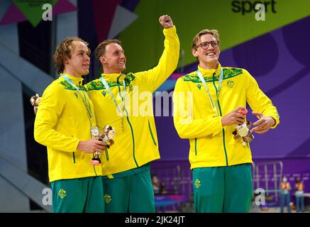 Sam Short, argent, Elijah Winnington, or et Mack Horton, bronze, après le Freestyle masculin 400m - finale au Sandwell Aquatics Centre le premier jour des Jeux du Commonwealth de Birmingham en 2022. Date de la photo: Vendredi 29 juillet 2022. Banque D'Images