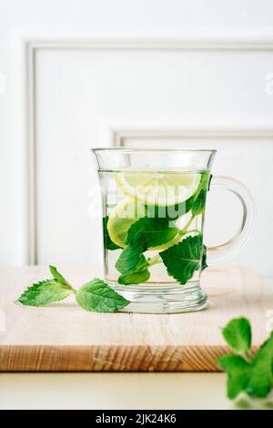 Thé à la menthe froide et au citron avec glaçons. Banque D'Images