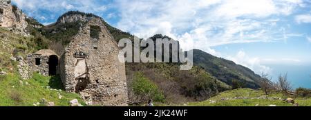 Rivage de la côte pittoresque d'Amalfi depuis le chemin des dieux, en Italie Banque D'Images