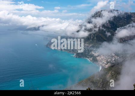 De beaux nuages au-dessus de Positano sur la côte amalfitaine, dans le sud de l'Italie Banque D'Images