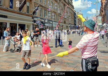 Glasgow, Écosse, Royaume-Uni 29 juillet 2022. Météo au Royaume-Uni : un souffleur à bulles polonais s'est produit sur le style Mile of Scotland , Buchanan Street, pour le plus grand plaisir des clients et des enfants lorsqu'il s'est arrêté à Glasgow en route vers le festival d'Édimbourg qui commence la semaine prochaine Credit Gerard Ferry/Alay Live News Banque D'Images