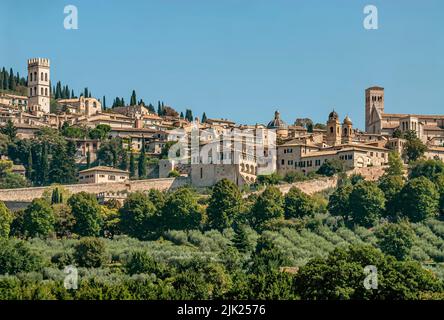 Vue lointaine sur la vieille ville d'Assise en Ombrie, Italie Banque D'Images