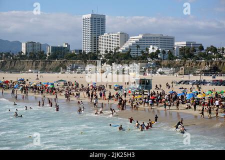 Vue sur la plage depuis la jetée de Santa Monica en Californie. Banque D'Images