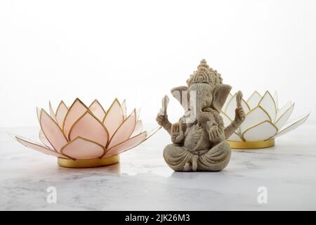 Joyeux festival Ganesh Chaturthi, statue de Lord Ganesha avec lotus sur fond de marbre, Banque D'Images