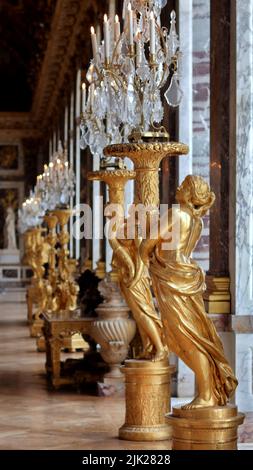 VERSAILLES / FRANCE - 16 juin 2019 : décorations intérieures à la Galerie des glaces du château de Versailles, près de Paris, France Banque D'Images