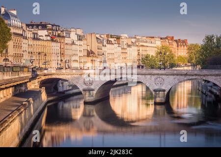 Pont neuf et Seine à Paris au lever du soleil clair, en France Banque D'Images