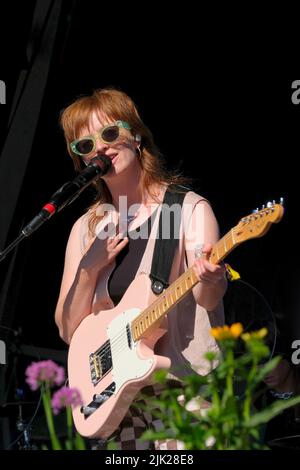 Lulworth, Royaume-Uni. 29th juillet 2022. Orla Joan Gartland, chanteuse-compositeur irlandaise et guitariste pop folklorique de Dublin, qui a gagné en popularité en publiant des chansons de couverture sur YouTube, en se présentant en direct sur scène au festival familial Camp Berst à Dorset. Crédit : SOPA Images Limited/Alamy Live News Banque D'Images