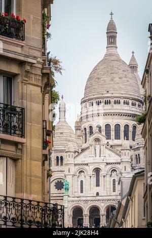 Basilique du Sacré-cœur au-dessus du sommet de Montmartre , Paris, France Banque D'Images