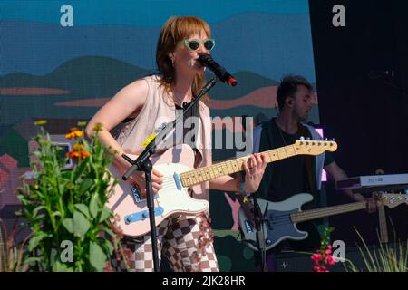 Lulworth, Royaume-Uni. 29th juillet 2022. Orla Joan Gartland, chanteuse-compositeur irlandaise et guitariste pop folklorique de Dublin, qui a gagné en popularité en publiant des chansons de couverture sur YouTube, en se présentant en direct sur scène au festival familial Camp Berst à Dorset. (Photo par Dawn Fletcher-Park/SOPA Images/Sipa USA) crédit: SIPA USA/Alay Live News Banque D'Images