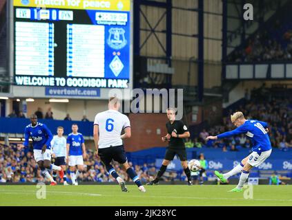 Goodison Park, Liverpool, Royaume-Uni. 29th juillet 2022. Football d'avant-saison amical, Everton FC contre Dynamo Kiev; Anthony Gordon d'Everton tire à but Credit: Action plus Sports/Alamy Live News Banque D'Images