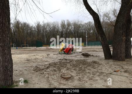 Onde de choc après explosion, débris après attaque d'artillerie, guerre en Ukraine Banque D'Images