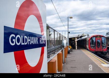 Londres - juillet 2022 : station de Goldhawk Road sur Goldhawk Road et Shepherds Bush Market, une zone commerciale très fréquentée Banque D'Images