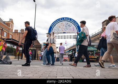 Londres, juillet 2022 : marché de Shepherds Bush à l'ouest de Londres. Un vieux marché à côté de la ligne de métro Hammersmith & City. Banque D'Images