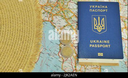 Traduction: Ukraine, passeport. Les passeports ukrainiens sont sur la carte du monde. Concept de voyage. Banque D'Images