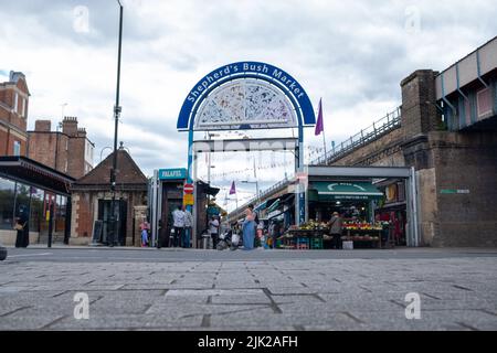 Londres, juillet 2022 : marché de Shepherds Bush à l'ouest de Londres. Un vieux marché à côté de la ligne de métro Hammersmith & City. Banque D'Images