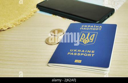 Traduction: Ukraine, passeport. Les passeports ukrainiens sont sur la carte du monde. Concept de voyage. Banque D'Images