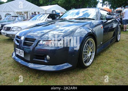 Une XPower SV de 2004 MG est exposée au rassemblement de véhicules historiques de 47th, Powderham, Devon, Angleterre, Royaume-Uni. Banque D'Images