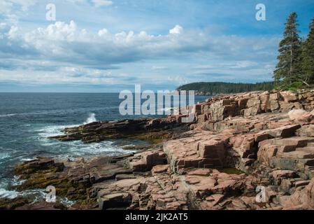 Vue de Thunder Hole vers Otter Cliffs et Otter point le long de Park Loop Road dans le parc national d'Acadia, Mount Desert Island, Maine, États-Unis Banque D'Images