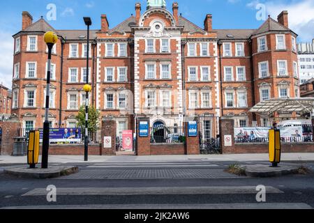 Londres, juillet 2022: LONDON- Hammersmith Hospital sur du Cane Road. Un grand hôpital d'enseignement dans le quartier de Hammersmith & Fulham Banque D'Images