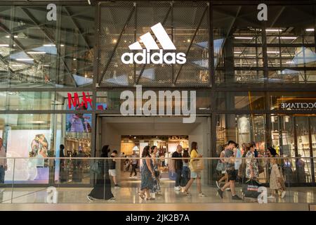 Londres- juillet 2022: Boutique Adidas à l'intérieur de Westfield Londres à Shepherds Bush Banque D'Images