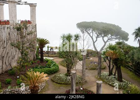 RAVELLO, ITALIE - AVRIL 31 2022 - célèbre parc de la Villa Rufolo à la brume Banque D'Images