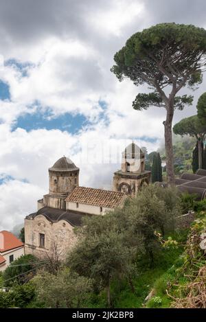 RAVELLO, ITALIE - AVRIL 31 2022 - ciel panoramique sur le célèbre parc de la Villa Rufolo, Italie Banque D'Images