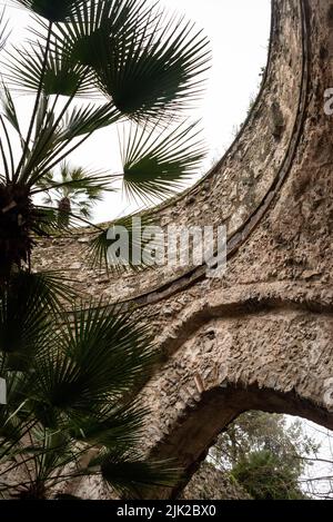 RAVELLO, ITALIE - AVRIL 31 2022 - ruines anciennes dans le parc de la célèbre Villa Rufolo sur la côte amalfitaine Banque D'Images