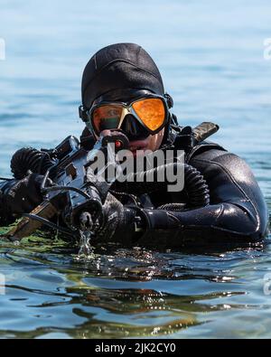 Un membre de la croate Zapovjedništvo Specialjalnih Snaga (ZSS) émerge de l'eau lors d'un exercice sur la plage (OTB) aux côtés des membres de l'unité de guerre spéciale navale américaine Europe (NSWTU-E) à Split, en Croatie, au 14 avril 2022. Pour le ZSS croate, la formation conjointe en échange combiné, ou JCET avec des pays partenaires, n'est pas rare. Le ZSS a été fondé en 2000 en tant que Bataillon des opérations spéciales et depuis, ses opérateurs ont participé à de multiples opérations, y compris des missions en Afghanistan dans le cadre de la Force internationale d’assistance à la sécurité (FIAS) de l’OTAN. (É.-U. Photo de l'armée par le Sgt Banque D'Images