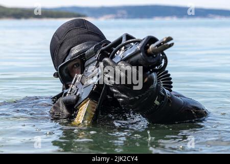 Un membre de la croate Zapovjedništvo Specialjalnih Snaga (ZSS) émerge de l'eau lors d'un exercice sur la plage (OTB) aux côtés des membres de l'unité de guerre spéciale navale américaine Europe (NSWTU-E) à Split, en Croatie, au 15 avril 2022. Pour le ZSS croate, la formation conjointe en échange combiné, ou JCET avec des pays partenaires, n'est pas rare. Le ZSS a été fondé en 2000 en tant que Bataillon des opérations spéciales et depuis, ses opérateurs ont participé à de multiples opérations, y compris des missions en Afghanistan dans le cadre de la Force internationale d’assistance à la sécurité (FIAS) de l’OTAN. (É.-U. Photo de l'armée par le Sgt. Banque D'Images