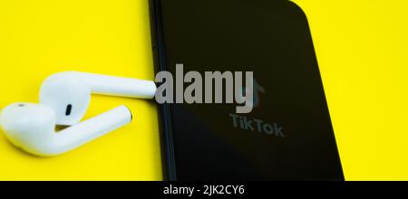 Rome Italie, 24 avril 2020. Logo TikTok sur l'écran iPhone avec EarPods. TikTok est une application permettant de créer et de partager des vidéos Banque D'Images